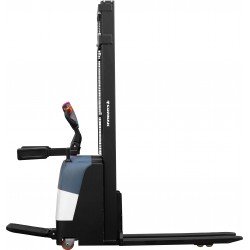 Elektrischer Hochhubwagen mit Fahrerplattform CORMAK Q15E45RD 1500kg 4500mm - 