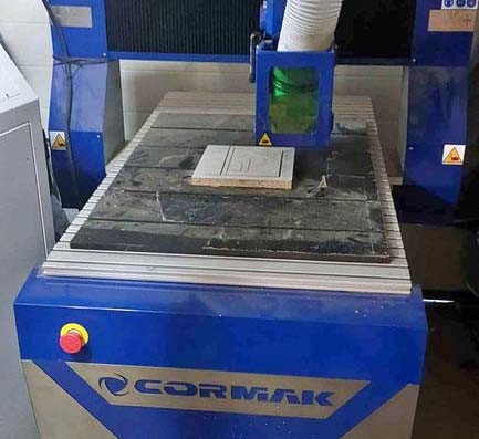 CNC-Fräsmaschine C6090 mit 600x900 Arbeitsfläche.